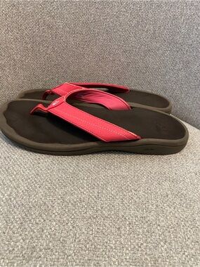 OLUKAI- Ohana woman’s size 9 beach sandals